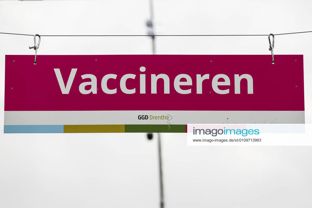 ASSEN - Een bord met vaccineren bij de grote test- en vaccinatielocatie op het TT Circuit waar zorgmedewerkers laten zich testen op en vaccineren tegen het coronavirus. De GGD s (Gemeenschappelijke Gezondheidsdiensten) in Amsterdam, Drenthe en Den Haag zijn met het vaccineren van zorgpersoneel begonnen. ANP VINCENT JANNINK