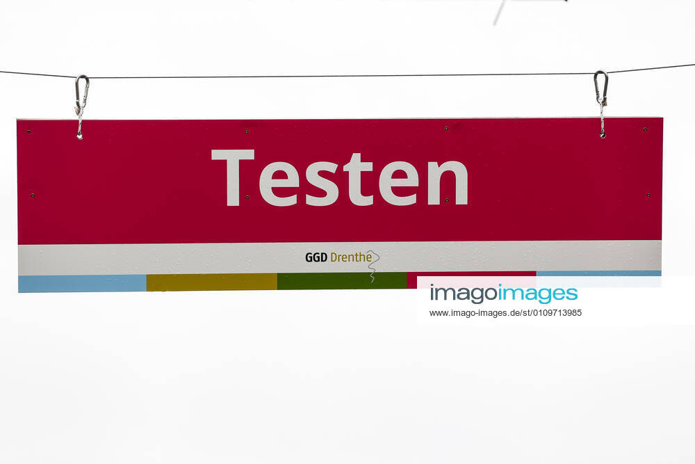ASSEN - Een bord met testen bij de grote test- en vaccinatielocatie op het TT Circuit waar zorgmedewerkers laten zich testen op en vaccineren tegen het coronavirus. De GGD s (Gemeenschappelijke Gezondheidsdiensten) in Amsterdam, Drenthe en Den Haag zijn met het vaccineren van zorgpersoneel begonnen. ANP VINCENT JANNINK