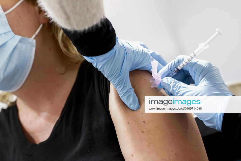 ASSEN - Een zorgmedewerker laat zich vaccineren tegen het coronavirus in de grote test- en vaccinatielocatie op het TT Circuit. De GGD s (Gemeenschappelijke Gezondheidsdiensten) in Amsterdam, Drenthe en Den Haag zijn met het vaccineren van zorgpersoneel begonnen. ANP VINCENT JANNINK