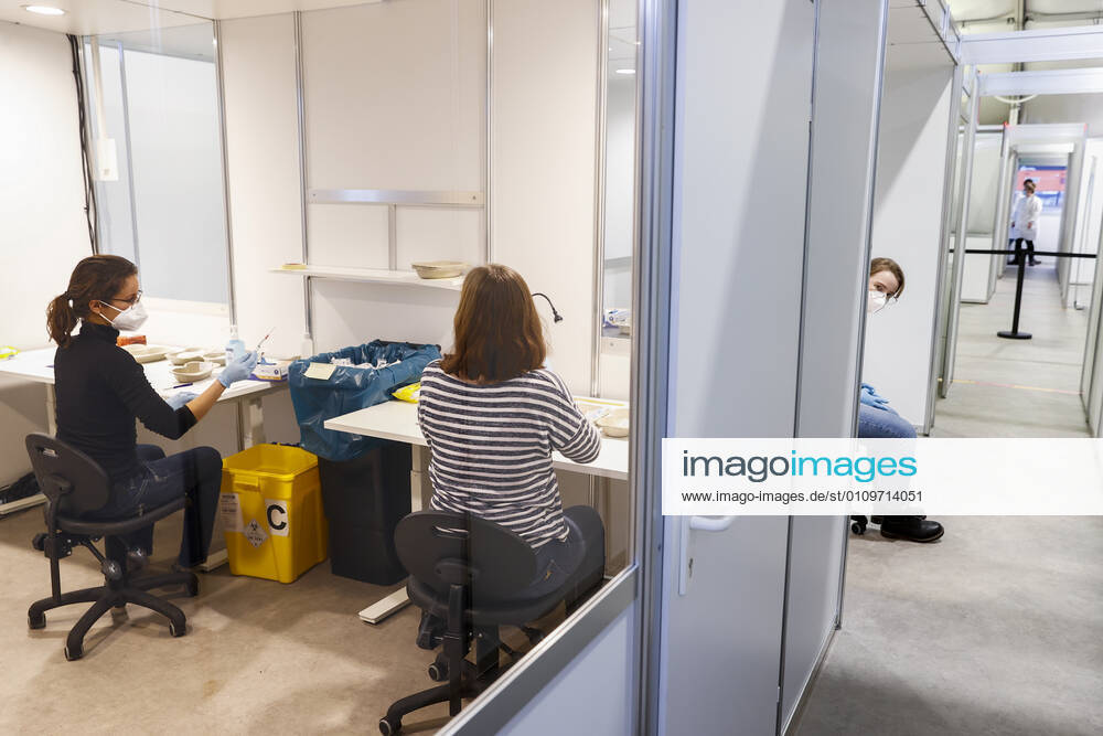 ASSEN - Een zorgmedewerker laat zich testen op en vaccineren tegen het coronavirus in de grote test- en vaccinatielocatie op het TT Circuit. De GGD s (Gemeenschappelijke Gezondheidsdiensten) in Amsterdam, Drenthe en Den Haag zijn met het vaccineren van zorgpersoneel begonnen. ANP VINCENT JANNINK