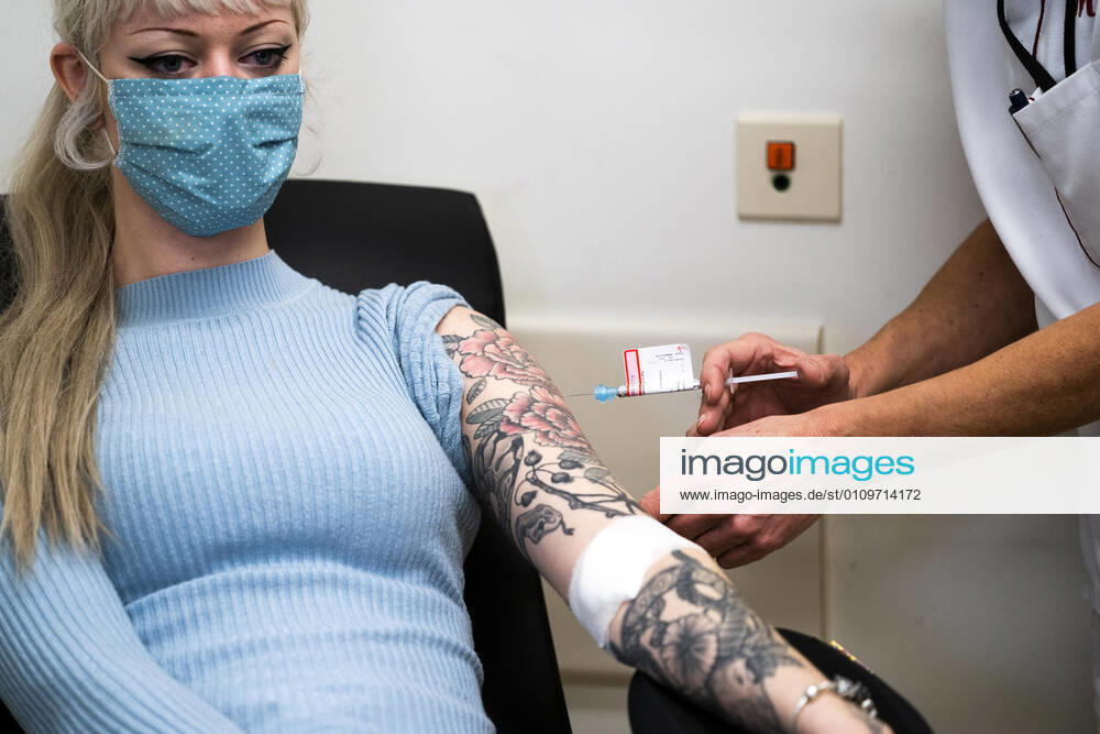 AMSTERDAM - Een vrijwilliger wordt geinjecteerd in Amsterdam UMC als onderdeel van een studie naar een nieuw coronavaccin van het Duitse bedrijf CureVac. Voor het onderzoek, waarbij het vaccin of een placebo wordt toegediend, zoekt het ziekenhuis 2000 vrijwilligers. ANP JEROEN JUMELET