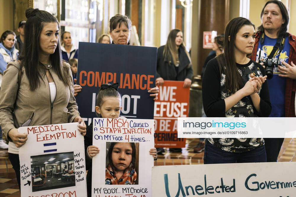Des Moines, Iowa, U.S: People listen to speakers talk about personal freedoms and masks in the Rotunda of the Iowa State Capitol in Des Moines. Hundreds of Iowans from across the state came to the State Capitol to protest the Governor s COVID-19 mitigation efforts. The Coronavirus (SARS-CoV-2) mitigation guidelines include a mask mandate indoors when it isn t possible to social distance. But the Governor specifically exempted the State Capitol. No one in the crowd wore a mask and there was no effort to follow social distancing guidelines. There were also anti-Vaxxers in the crowd who protested the vaccine efforts and said vaccines were unsafe. Des Moines U.S. - ZUMAk94_ 20210111_zaf_k94_004
