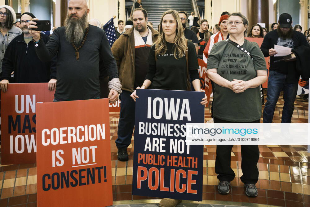 Des Moines, Iowa, U.S: People listen to speakers talk about personal freedoms and masks in the Rotunda of the Iowa State Capitol in Des Moines. Hundreds of Iowans from across the state came to the State Capitol to protest the Governor s COVID-19 mitigation efforts. The Coronavirus (SARS-CoV-2) mitigation guidelines include a mask mandate indoors when it isn t possible to social distance. But the Governor specifically exempted the State Capitol. No one in the crowd wore a mask and there was no effort to follow social distancing guidelines. There were also anti-Vaxxers in the crowd who protested the vaccine efforts and said vaccines were unsafe. Des Moines U.S. - ZUMAk94_ 20210111_zaf_k94_005