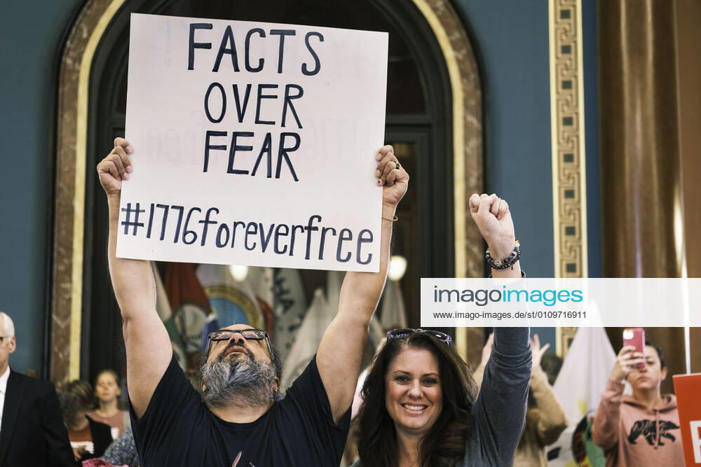 Des Moines, Iowa, U.S: People listen to speakers talk about personal freedoms and masks in the Rotunda of the Iowa State Capitol in Des Moines. Hundreds of Iowans from across the state came to the State Capitol to protest the Governor s COVID-19 mitigation efforts. The Coronavirus (SARS-CoV-2) mitigation guidelines include a mask mandate indoors when it isn t possible to social distance. But the Governor specifically exempted the State Capitol. No one in the crowd wore a mask and there was no effort to follow social distancing guidelines. There were also anti-Vaxxers in the crowd who protested the vaccine efforts and said vaccines were unsafe. Des Moines U.S. - ZUMAk94_ 20210111_zaf_k94_008
