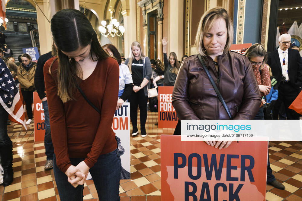 Des Moines, Iowa, U.S: People pray in the Rotunda of the Iowa State Capitol in Des Moines. Hundreds of Iowans from across the state came to the State Capitol to protest the Governor s COVID-19 mitigation efforts. The Coronavirus (SARS-CoV-2) mitigation guidelines include a mask mandate indoors when it isn t possible to social distance. But the Governor specifically exempted the State Capitol. No one in the crowd wore a mask and there was no effort to follow social distancing guidelines. There were also anti-Vaxxers in the crowd who protested the vaccine efforts and said vaccines were unsafe. Des Moines U.S. - ZUMAk94_ 20210111_zaf_k94_016