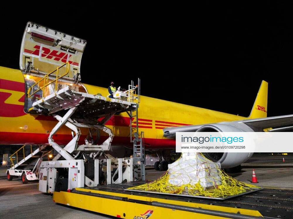 Coronavirus in Costa Rica, DHL Flugzeug liefert Impfstoffe zum Juan Santamaria Airport in Alajuela January 11, 2021: Un tercer lote de vacunas contra la covid-19 aterrizo la noche de este martes en el aeropuerto Juan SantamaroÂ­a, con un total de 33.150 dosis del foÂ¡rmaco desarrollado por Pfizer y BioNTech. Foto: Presidencia para LN - ZUMAla2_ 20210111_zaa_la2_002