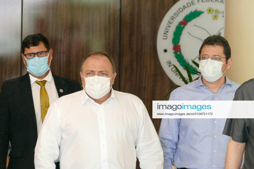 MANAUS, AM - 11.01.2021: MINISTRO PAZUELLO VISITA HUGV EM MANAUS - Eduardo Pazuello, Minister of Health, visiting the Getúlio Vargas University Hospital (HUGV) in Manaus (AM), this Monday afternoon (11). In the photo, Minister Pazuello leaves HUGV. x2016281x SandroxPereira