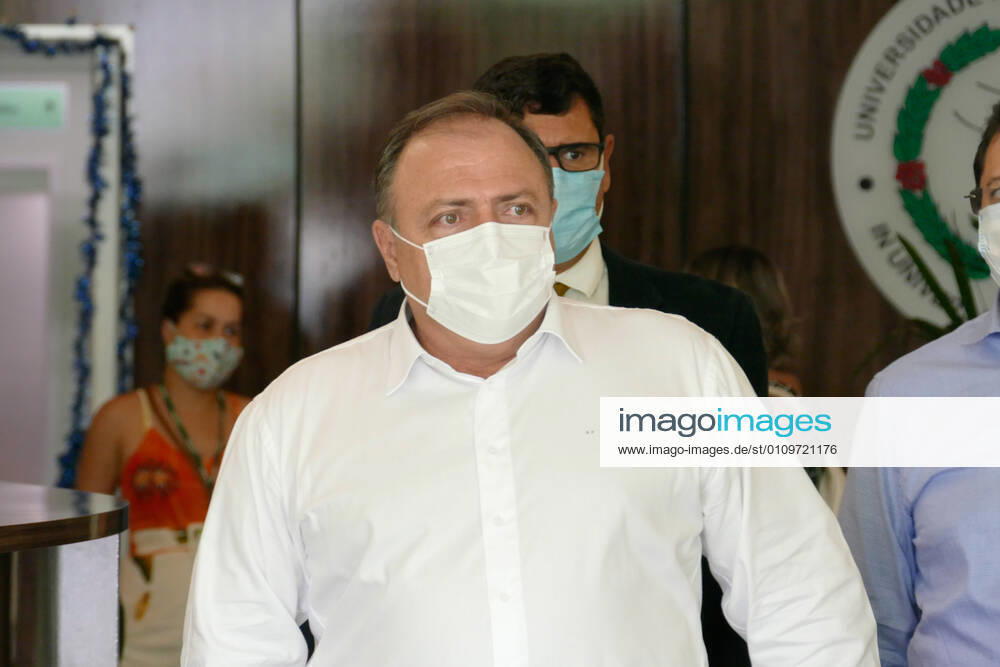 MANAUS, AM - 11.01.2021: MINISTRO PAZUELLO VISITA HUGV EM MANAUS - Eduardo Pazuello, Minister of Health, visiting the Getúlio Vargas University Hospital (HUGV) in Manaus (AM), this Monday afternoon (11). In the photo, Minister Pazuello leaves HUGV. x2016283x SandroxPereira