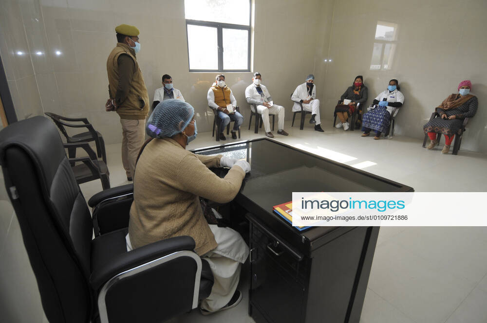 health workers and volunteers during a dry-run of Covid-19 vaccine at Bhangel CHC hospital, on January 11, 2021 in Noida, India. Prime Minister Narendra Modi on Monday spoke on India s vaccination plan ahead of the mega Covid-19 vaccination drive, which is set to start on 16 January, 2021. Around 3 crore healthcare workers and frontline workers will be vaccinated in the first phase of vaccination. In the 2nd phase, those above 50 years and those under 50 years with co-morbid conditions will be vaccinated, the Prime Minister said. (Photo by Sunil Ghosh Hindustan Times) Covid-19 Vaccine Dry Run