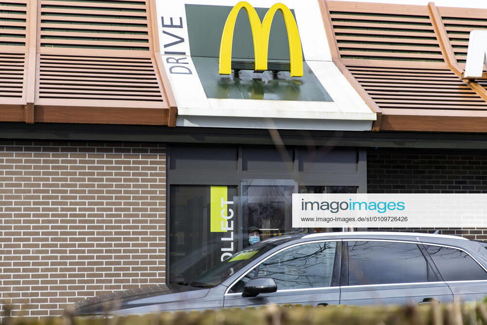McDonaldâ€⠢s staff passing fooding on a drive through in Wales, UK on January 11, 2021. Professor Chris Whitty has warned the UK has not yet hit the peak of the current wave of Covide-19 infections, with the next few weeks being â€oethe worst†of the pandemic for the NHS. Carmarthenshire United Kingdom - ZUMAj323 20210111_zip_j323_001