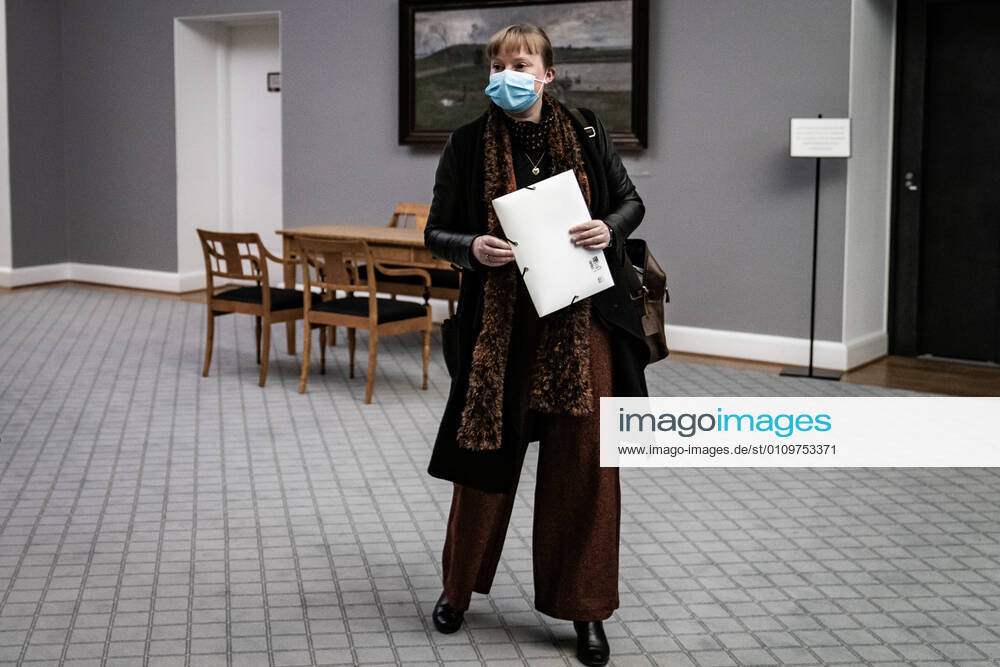 Kulturminister Joy Mogensen (S) ankommer til aabent samraad. Kulturminister Joy Mogensen (S) er kaldt i samraad om brud paa menneskerettigheder i Qatar i forbindelse med forberedelserne til VM-slutrunden i herrefodbold i 2022. Samraadet finder sted paa Christiansborg tirsdag den 12. januar 2021.. , Copenhagen Denmark