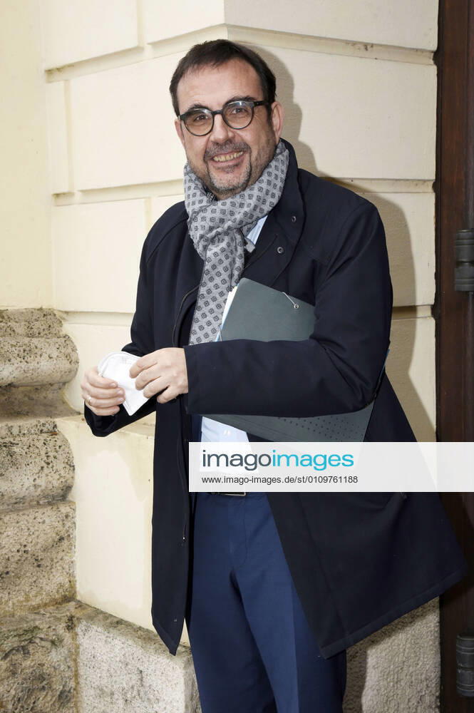 Klaus Holetschek bei der Pressekonferenz zu den aktuellen Entwicklungen der Corona-Pandemie und Verschärfung der Maßnahmen zu deren Eindämmung im Freistaat Bayern im Prinz-Carl-Palais. München