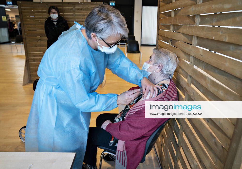 Vaccination af +65 borgere, som baade faar personlig pleje og praktisk bistand fra kommunen, her ses Sara Vendelbo, er her igang i Brovst Hallen, onsdag den 13. januar 2021. Her indvies med andre ord et af de 22 naere vaccinationssteder, der er blevet oprettet til denne maalgruppe af borgere.. , Brovst Jylland Denmark