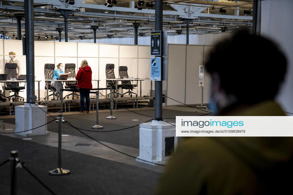 Folk staar i koe i forbindelse med at det foerste vaccinecenter i Region Hovedstaden aabner i OEksnehallen, ved Halmtorvet i Koebenhavn, onsdag den 13. januar 2021.. , Copenhagen Denmark
