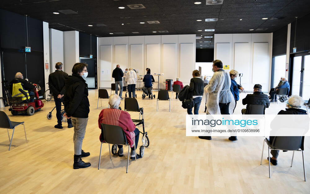 Venteomraade efter vaccination af +65 borgere, som baade faar personlig pleje og praktisk bistand fra kommunen, i Brovst Hallen, onsdag den 13. januar 2021. Her indvies med andre ord et af de 22 naere vaccinationssteder, der er blevet oprettet til denne maalgruppe af borgere.. , Brovst Jylland Denmark