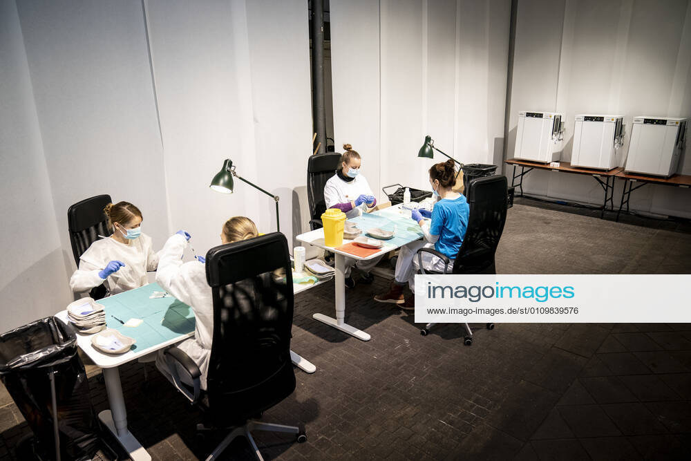 Sproejter traekkes op og goeres klar i forbindelse med at det foerste vaccinecenter i Region Hovedstaden aabner i OEksnehallen, ved Halmtorvet i Koebenhavn, onsdag den 13. januar 2021.. , Copenhagen Denmark
