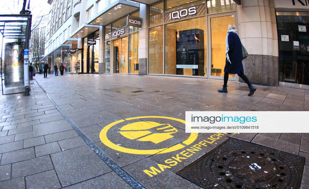 Auf den Gehwegplatten in der Hamburger Mönckebergstraße wird darauf hingewiesen, dass hier Maskenpflicht besteht. Altstadt Hamburg