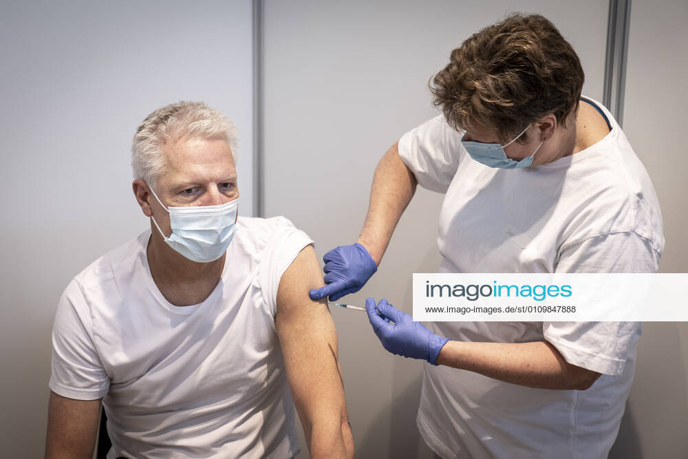 Soeren Bjoern Jensen modtager foerste stik i forbindelse med at det foerste vaccinecenter i Region Hovedstaden aabner i OEksnehallen, ved Halmtorvet i Koebenhavn, onsdag den 13. januar 2021.. , Copenhagen Denmark