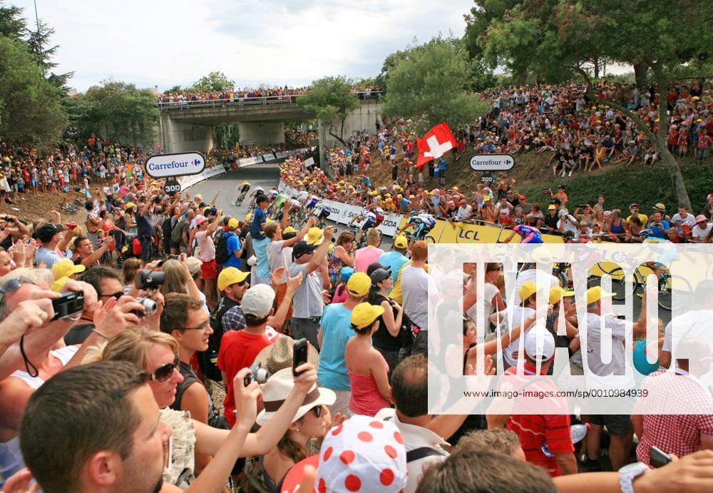 RADSPORT - Tour de France 2012 FOIX,FRANKREICH,15.JUL.12 - DIVERS, RADSPORT - Tour de France 2012, 14. Etappe, Limoux - Foix. Bild zeigt die Fahrer und Zuschauer.
