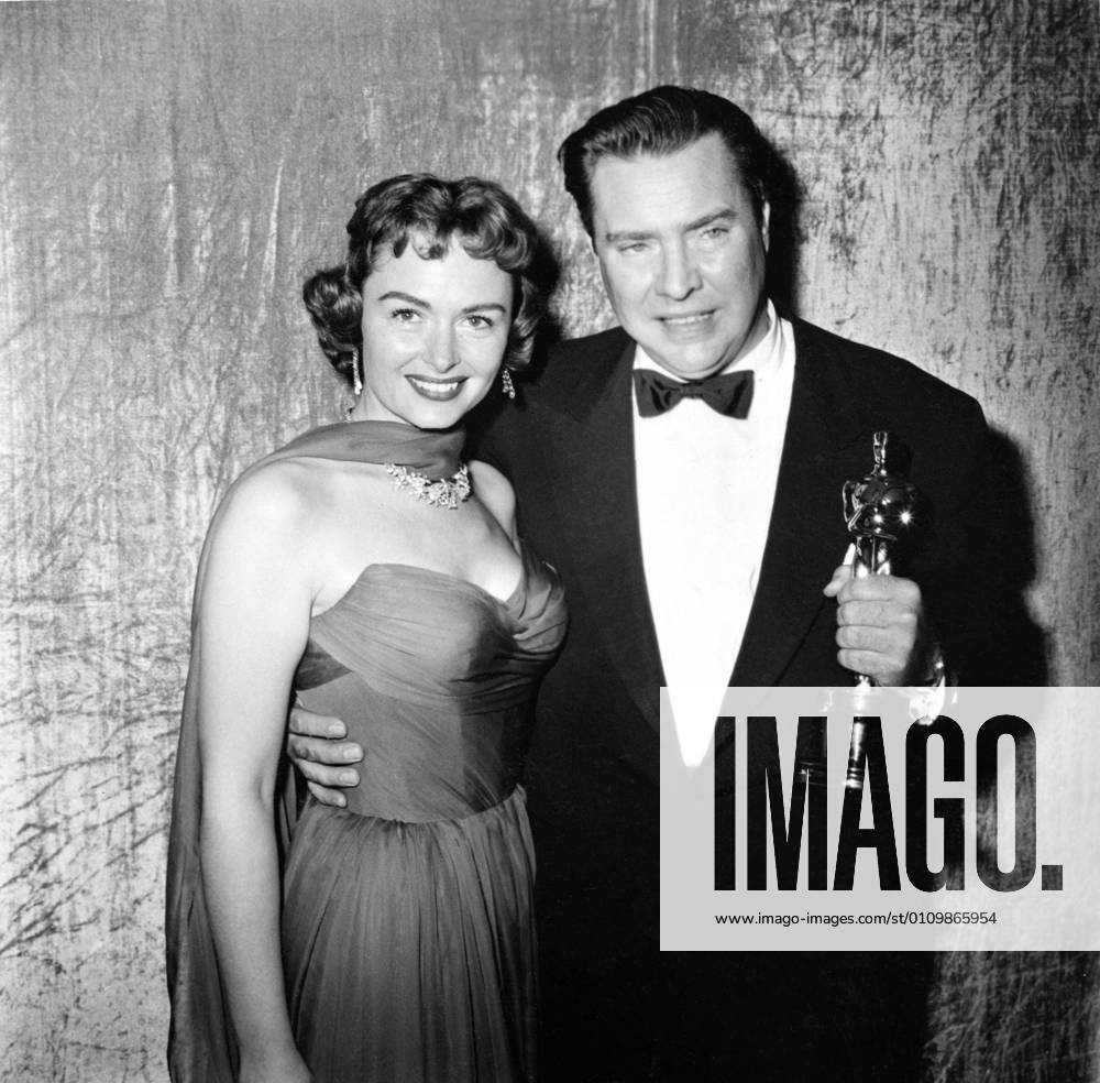 OSCARS. Bester Nebendarsteller. Preisträger 1951-1960 Archivbilder der Woche KW02 March 30, 1955, Hollywood, California, USA: Actress DONNA REED with actor EDMOND O BRIEN and his Oscar for The Barefoot Contessa during the Academy Awards in Los Angeles. Hollywood USA - ZUMAfw1_ 19550330_zan_fw1_209