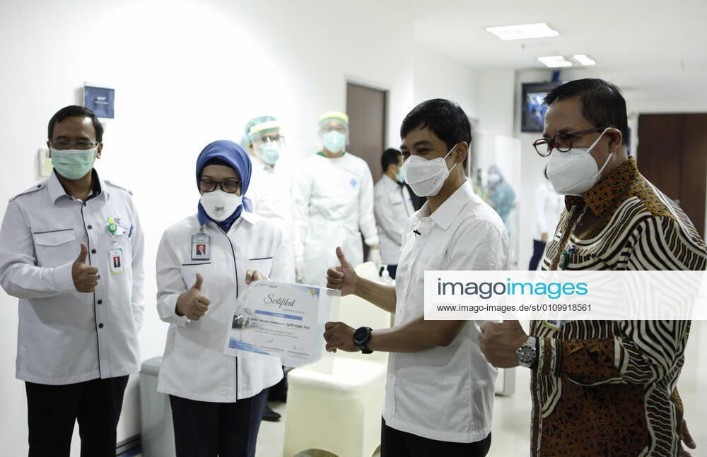 (210114) -- JAKARTA, Jan. 14, 2021 -- Indonesian Vice Health Minister Dante Saksono (2nd R) shows his vaccination proof paper after receiving China s Sinovac COVID-19 vaccine at Cipto Mangunkusumo Hospital in downtown Jakarta, Indonesia, Jan. 14, 2021. Indonesia begins its large scale vaccination on Thursday. ) INDONESIA-JAKARTA-COVID-19-VACCINATION YexPingfan
