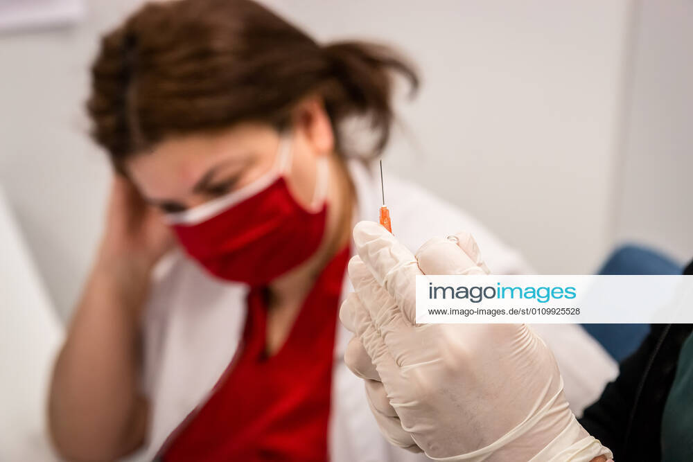 A nurse holds the vaccination syringe ready to be injected..China s Sinovac vaccine started to be applied to 81 cities in Turkey. In Ankara City Hospital, the vaccination was applied to the hospital staff first in order to protect them from possible Covid-19 infected patients. Ankara Turkey - ZUMAs197 20210114_zaa_s197_016