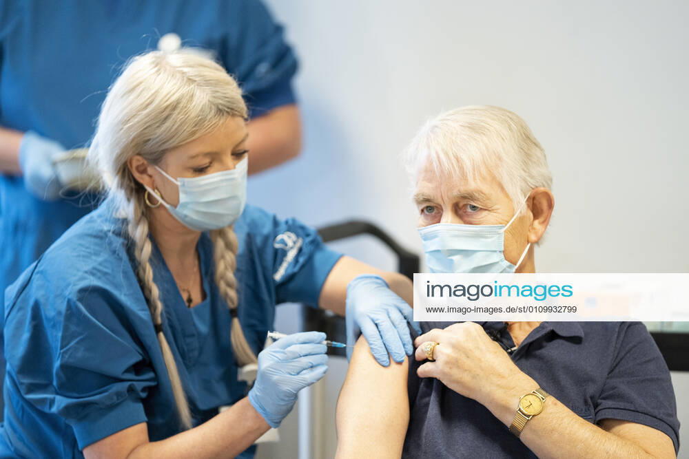 Foerste borger i Danmark bliver vaccineret med covid-19 vaccine fra Moderna i vaccinationscentret i Vejle torsdag den 14. januar 2021. 75-aarige Andy Puggaard Thomsen fra Goerding, pensionist og tidligere saelger, bliver vaccineret af Camilla Hagbart Villsen. , Vejle Denmark