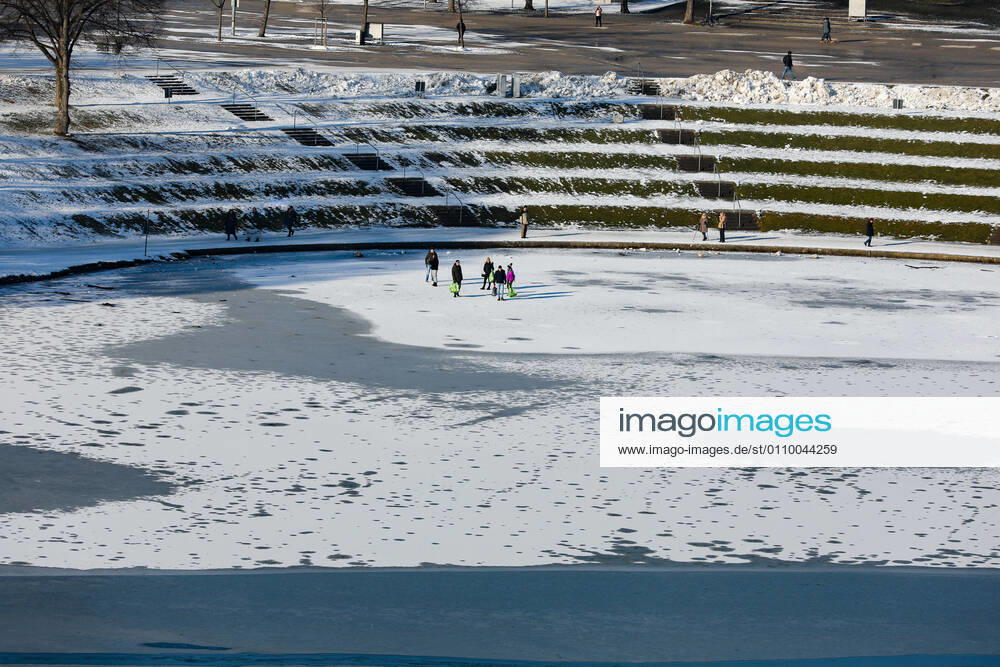 Freizeitaktivitäten im Olympiapark 15.01.2021 MÜNCHEN Personen auf dem Olympiasee im Olympiapark in München. München Bayern Deutschland
