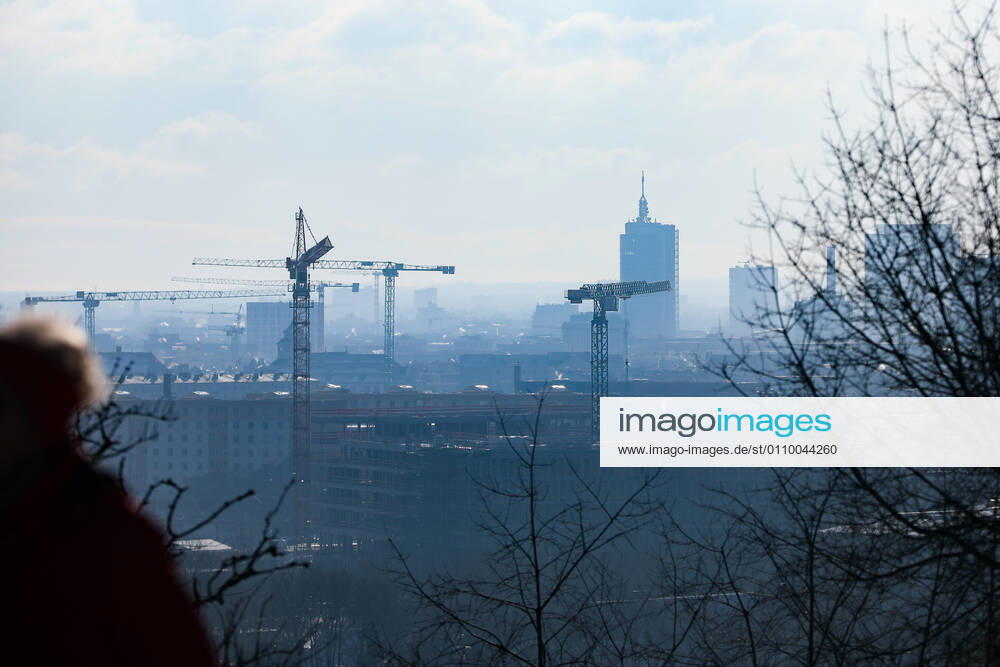Freizeitaktivitäten im Olympiapark 15.01.2021 MÜNCHEN Eine Person auf dem Olympiaberg im Olympiapark blickt auf die Skyline von München. München Bayern Deutschland
