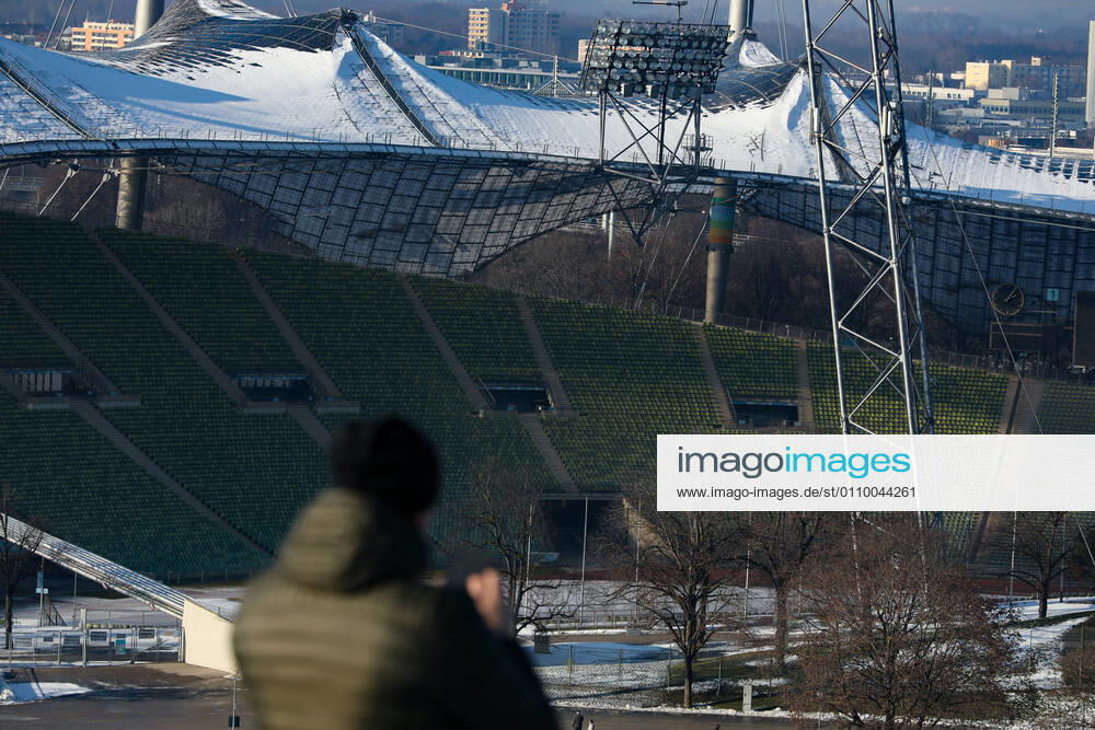 Freizeitaktivitäten im Olympiapark 15.01.2021 MÜNCHEN Ein Spaziergänger auf dem Olympiaberg im Olympiapark in München. München Bayern Deutschland