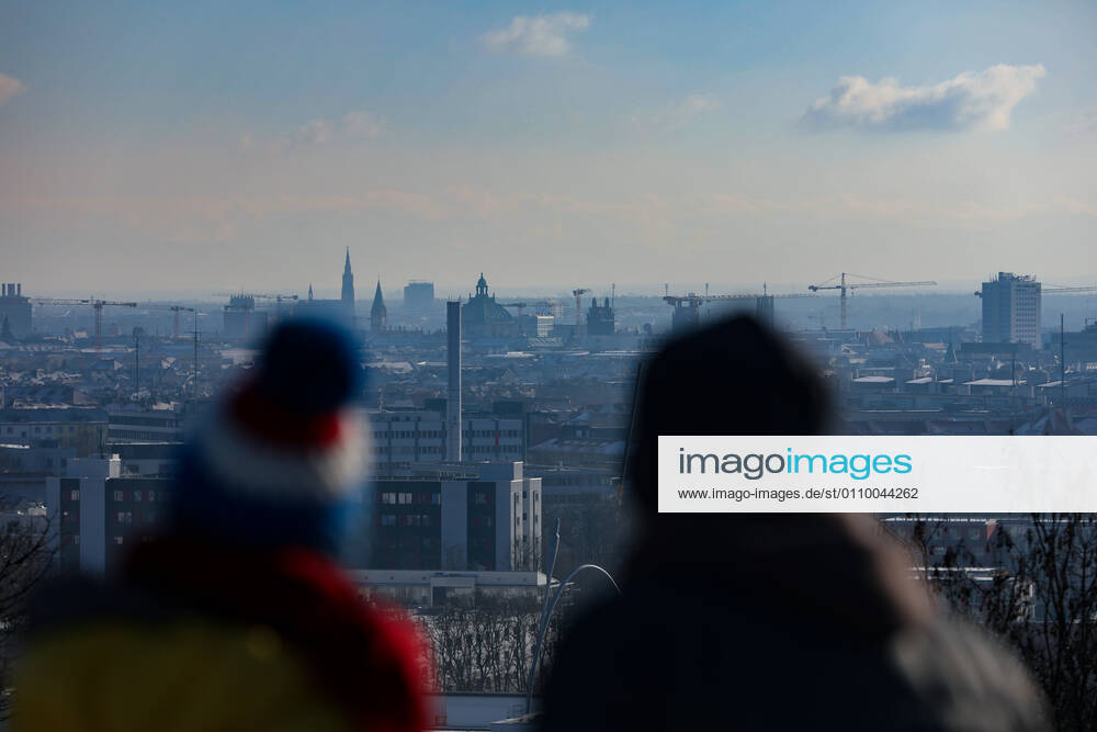 Freizeitaktivitäten im Olympiapark 15.01.2021 MÜNCHEN Zwei Personen auf dem Olympiaberg im Olympiapark blicken auf die Skyline von München. München Bayern Deutschland