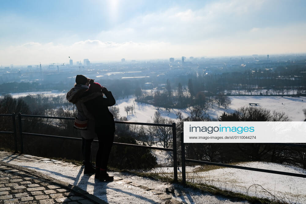 Freizeitaktivitäten im Olympiapark 15.01.2021 MÜNCHEN Zwei Personen auf dem Olympiaberg im Olympiapark blicken auf die Skyline von München. München Bayern Deutschland