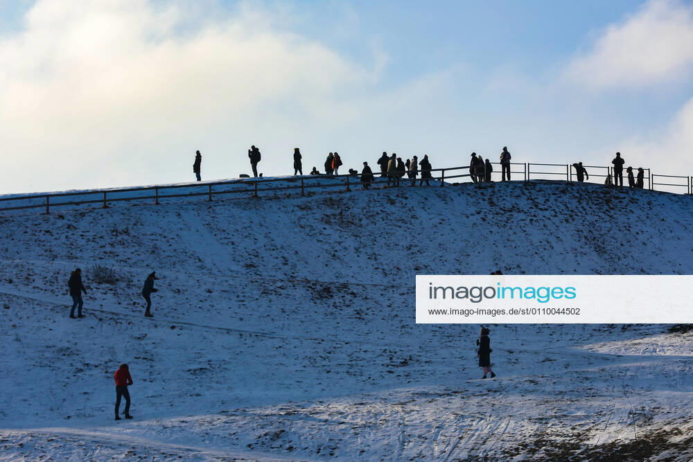Freizeitaktivitäten im Olympiapark 15.01.2021 MÜNCHEN Personen gehen auf dem Olympiaberg spazieren. München Bayern Deutschland