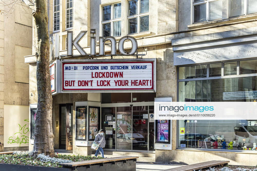 Kino und Kultur leiden unter der Corona-Pandemie. Das Delphi Arthaus Kino in Stuttgart bietet Gutscheine und Popcorn an. Motto: Lockdown - But don t lock your Heart!. 15.01.2021, Deutschland, Baden-Württemberg, Stuttgart.