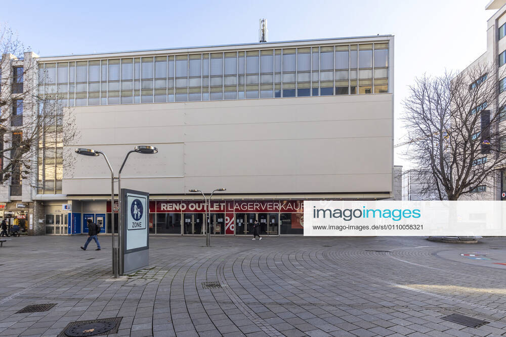 Der Handel leidet unter der Corona-Pandemie. Im Lockdown sind Läden und Shops geschlossen, nur wenige Menschen sind in der Fußgängerzone Königstraße unterwegs. 15.01.2021, Deutschland, Baden-Württemberg, Stuttgart.