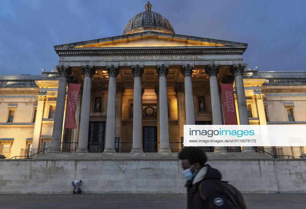 People seen by the The National Gallery in Trafalgar Square..With a surge of covid-19 cases fueled partly by a more infectious variant of the virus, British leaders have reimposed nationwide lockdown measures across England through at least mid February. London United Kingdom - ZUMAs197 20210116_zaa_s197_003