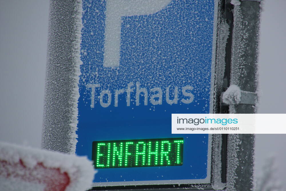 Befürchteter Besucheransturm in Torfhaus bleibt aus - Polizei zeigt Präsenz Nach den großen Besucheranstürmen auf die Ski und Rodelgebiete im Oberharz, bleibt dieses Wochenende der erwartete Besucheransturm, der Schneeausflugfans aus. Vereinzelt kommt es zu Grüppchenbildung, trotzdem halten sich viele an die Maskenpflicht und halten die Corona-Regeln ein. Die Polizei zeigt auch am diesen Wochenende präsenz. Niedersachsen, Torfhaus, Mittelgebierge, Oberharz, Skigebiet Rodeln, Winter, Schnee, Schneemasse, Niedersächsische Alpen, Brocken, Wetter, Wettervorhersage, Wetterprognose, Wetter, Corona, Gesellschaft, Covid, Goslar, Lockdown, Maske, Polizei, Wetterbild, Loiden Torfhaus Niedersachsen Deutschland
