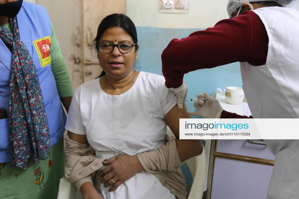 COVID-19 vaccination drive starts in Rajasthan, India A medic administers the first dose of Covishield vaccine to a health worker, after the virtual launch of COVID-19 vaccination drive by Prime Minister Narendra Modi, at Government Hospital in Beawar. Beawar Rajasthan India