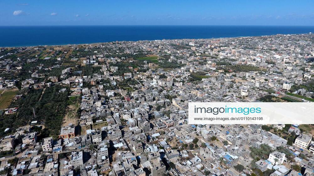 Deir Al-Balah, Gaza Strip, Palestinian Territory: This picture taken on January 16, 2021, shows an aerial view of the Deir al-Balah refugee camp in the central Gaza Strip, during a complete closure amid the spread of the Coronavirus COVID-19. In the Sixth week after the Ministry of Interior in Gaza City announced the comprehensive closure on Friday and Saturday of every week after the increase in cases infected with Coronavirus Deir Al-Balah Palestinian Territory - ZUMAap3_ 20210116_zaf_ap3_053