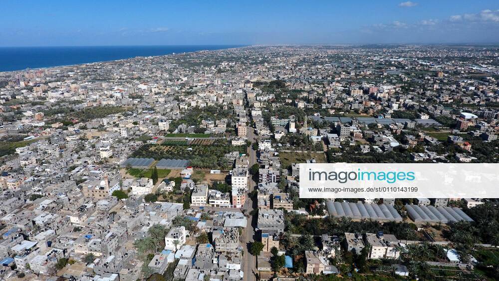 Deir Al-Balah, Gaza Strip, Palestinian Territory: This picture taken on January 16, 2021, shows an aerial view of the Deir al-Balah refugee camp in the central Gaza Strip, during a complete closure amid the spread of the Coronavirus COVID-19. In the Sixth week after the Ministry of Interior in Gaza City announced the comprehensive closure on Friday and Saturday of every week after the increase in cases infected with Coronavirus Deir Al-Balah Palestinian Territory - ZUMAap3_ 20210116_zaf_ap3_054