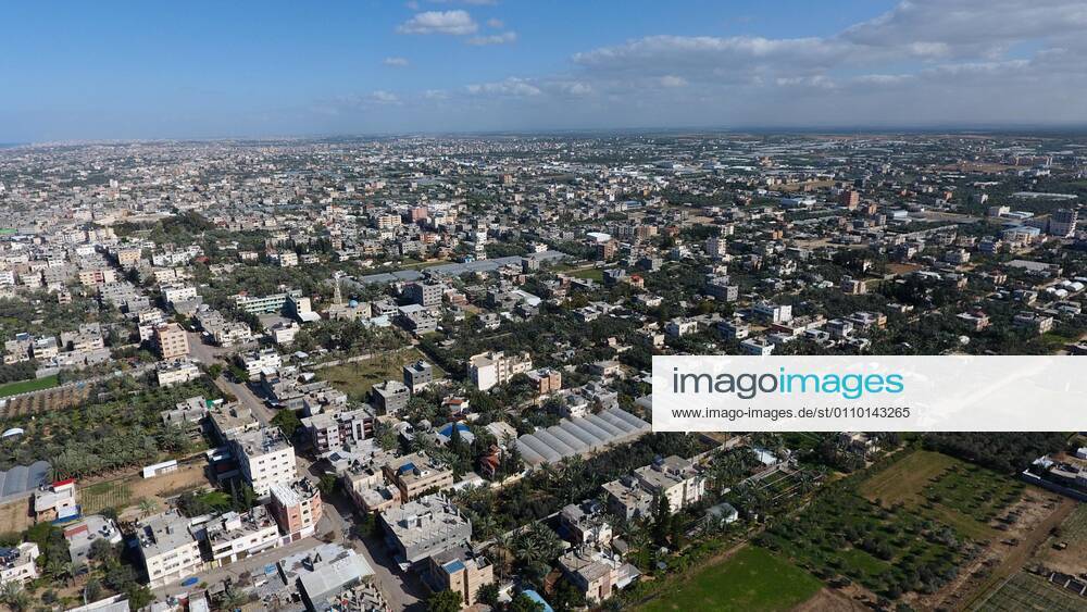 Deir Al-Balah, Gaza Strip, Palestinian Territory: This picture taken on January 16, 2021, shows an aerial view of the Deir al-Balah refugee camp in the central Gaza Strip, during a complete closure amid the spread of the Coronavirus COVID-19. In the Sixth week after the Ministry of Interior in Gaza City announced the comprehensive closure on Friday and Saturday of every week after the increase in cases infected with Coronavirus Deir Al-Balah Palestinian Territory - ZUMAap3_ 20210116_zaf_ap3_056