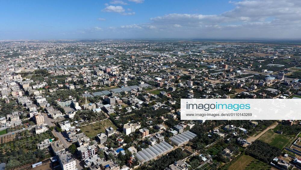 Deir Al-Balah, Gaza Strip, Palestinian Territory: This picture taken on January 16, 2021, shows an aerial view of the Deir al-Balah refugee camp in the central Gaza Strip, during a complete closure amid the spread of the Coronavirus COVID-19. In the Sixth week after the Ministry of Interior in Gaza City announced the comprehensive closure on Friday and Saturday of every week after the increase in cases infected with Coronavirus Deir Al-Balah Palestinian Territory - ZUMAap3_ 20210116_zaf_ap3_060