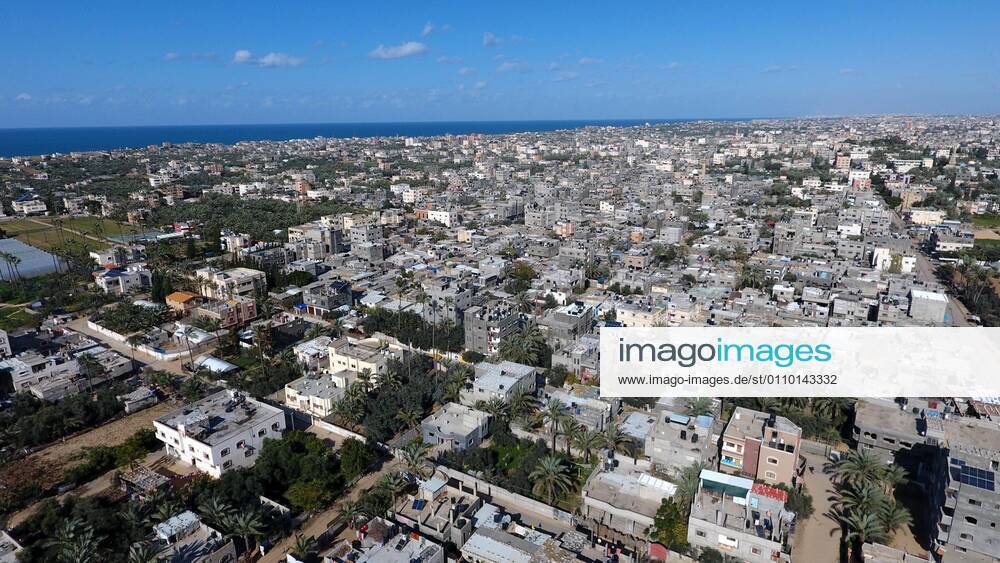 Deir Al-Balah, Gaza Strip, Palestinian Territory: This picture taken on January 16, 2021, shows an aerial view of the Deir al-Balah refugee camp in the central Gaza Strip, during a complete closure amid the spread of the Coronavirus COVID-19. In the Sixth week after the Ministry of Interior in Gaza City announced the comprehensive closure on Friday and Saturday of every week after the increase in cases infected with Coronavirus Deir Al-Balah Palestinian Territory - ZUMAap3_ 20210116_zaf_ap3_061