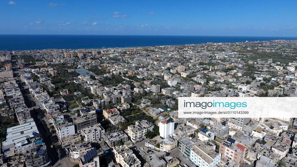 Deir Al-Balah, Gaza Strip, Palestinian Territory: This picture taken on January 16, 2021, shows an aerial view of the Deir al-Balah refugee camp in the central Gaza Strip, during a complete closure amid the spread of the Coronavirus COVID-19. In the Sixth week after the Ministry of Interior in Gaza City announced the comprehensive closure on Friday and Saturday of every week after the increase in cases infected with Coronavirus Deir Al-Balah Palestinian Territory - ZUMAap3_ 20210116_zaf_ap3_065