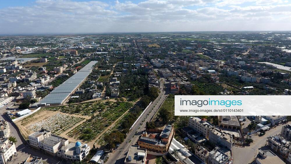 Deir Al-Balah, Gaza Strip, Palestinian Territory: This picture taken on January 16, 2021, shows an aerial view of the Deir al-Balah refugee camp in the central Gaza Strip, during a complete closure amid the spread of the Coronavirus COVID-19. In the Sixth week after the Ministry of Interior in Gaza City announced the comprehensive closure on Friday and Saturday of every week after the increase in cases infected with Coronavirus Deir Al-Balah Palestinian Territory - ZUMAap3_ 20210116_zaf_ap3_067