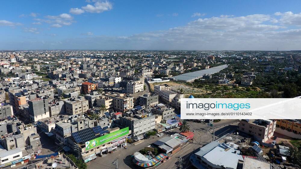 Deir Al-Balah, Gaza Strip, Palestinian Territory: This picture taken on January 16, 2021, shows an aerial view of the Deir al-Balah refugee camp in the central Gaza Strip, during a complete closure amid the spread of the Coronavirus COVID-19. In the Sixth week after the Ministry of Interior in Gaza City announced the comprehensive closure on Friday and Saturday of every week after the increase in cases infected with Coronavirus Deir Al-Balah Palestinian Territory - ZUMAap3_ 20210116_zaf_ap3_068