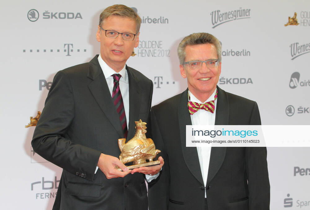 Goldene Henne 19.09.2012 Moderator Guenther Jauch, Preistraeger + Karl Ernst Thomas de Maiziere (CDU), Politiker, Bundesverteidigungsmnister, bei der Verleihung der - Goldene Henne - im Theater am Potsdamer Platz, Marlene-Dietrich-Platz 1, Berlin - 19.09.2012 -