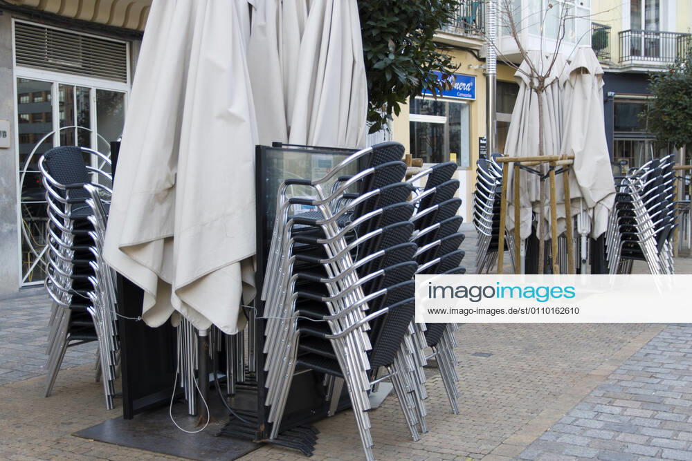 A waiter picks up his establishment at 5 p.m. on the day of the entry into force of new restrictions imposed by the government of La Rioja, in Logrono, La Rioja, (Spain), on 16 January 2020. From this 16th January onwards, shops, hotels and gyms will have to adapt their opening hours, this time at 5 pm. At that time of the day, the closure of these establishments has been established as one of the new restrictions imposed by the Riojan government in view of the advance of the pandemic and the increase in contagion in the region. 16 JANUARY 2021 SHOW Fotografia LagenciaEP 01 16 2021 Logrono Logrono Spain