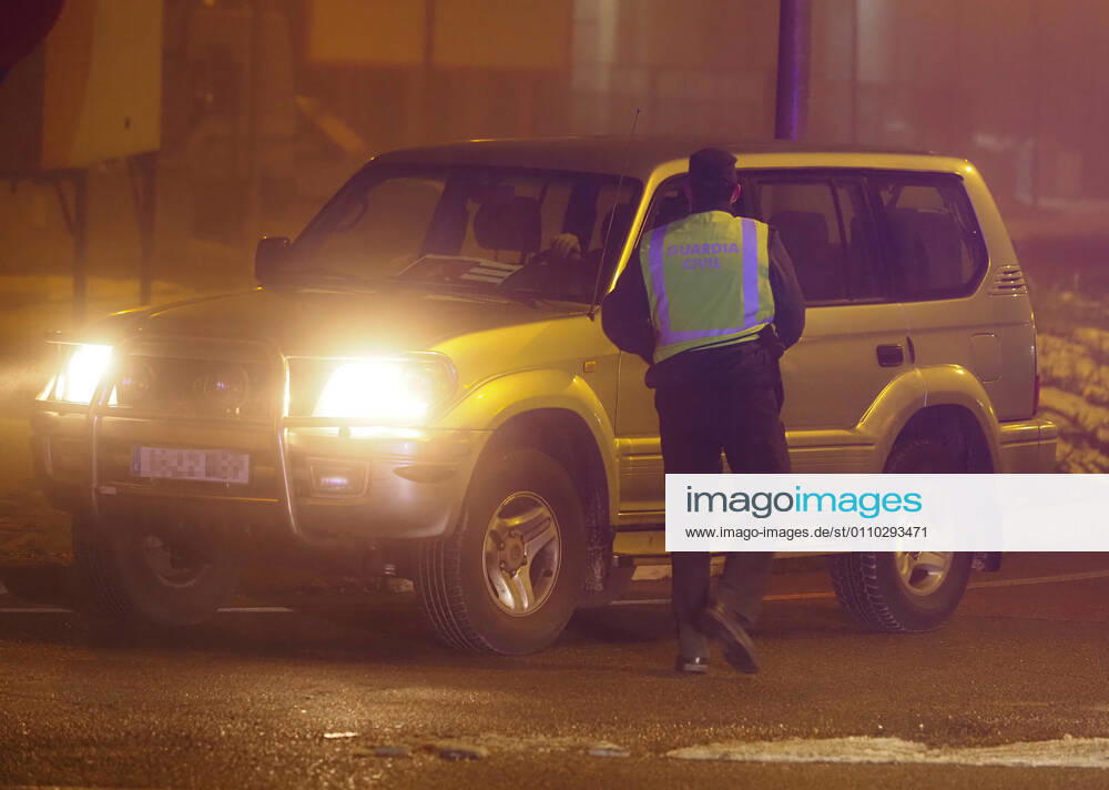Police checks in Valladolid on the day of the entry into force of the curfew at 8 p.m. due to the coronavirus crisis, in Valladolid, Castilla y Leon, (Spain), on 16 January 2021. The Junta de Castilla y Leon has decided to bring forward the curfew to 20.00 hours, to confine all the provinces and to limit the meetings in homes to four people as measures to try to alleviate the level of infections of this third wave of Covid-19 that has led to a situation of extreme gravity . 16 JANUARY 2021 Photogenic Pablo Requejo LagenciaEP 01 16 2021 Valladolid Valladolid Spain