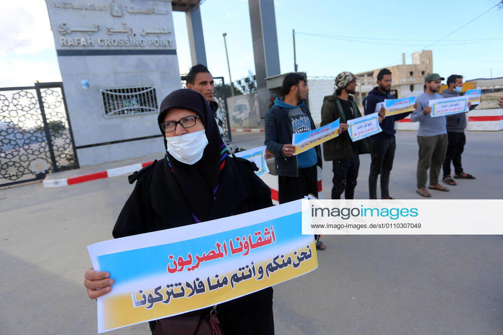 Rafah, Gaza Strip, Palestinian Territory: Palestinian protesters hold banners demanding for opening of the Rafah crossing for patients and students, in front of the Rafah border crossing, in Rafah in the southern of Gaza Strip, on January 18, 2021 Rafah Palestinian Territory - ZUMAap3_ 20210118_zaf_ap3_046